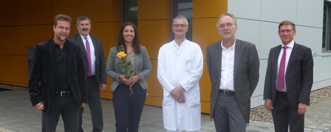 Abschied von Vorstand Dr. Roland Buchheit (Zweiter von rechts): An der kleinen Feier nahmen der Ärztliche Direktor des Stiftungskrankenhauses Nördlingen, Professor Bernhard Kuch, gKUVorstandschef Jürgen Busse, Kathrin Woratsch, der Ärztliche Direktor der Klinik Donauwörth, Dr. Thomas Eberl und der Verwaltungsratsvorsitzende Landrat Stefan Rößle (von links) teil.