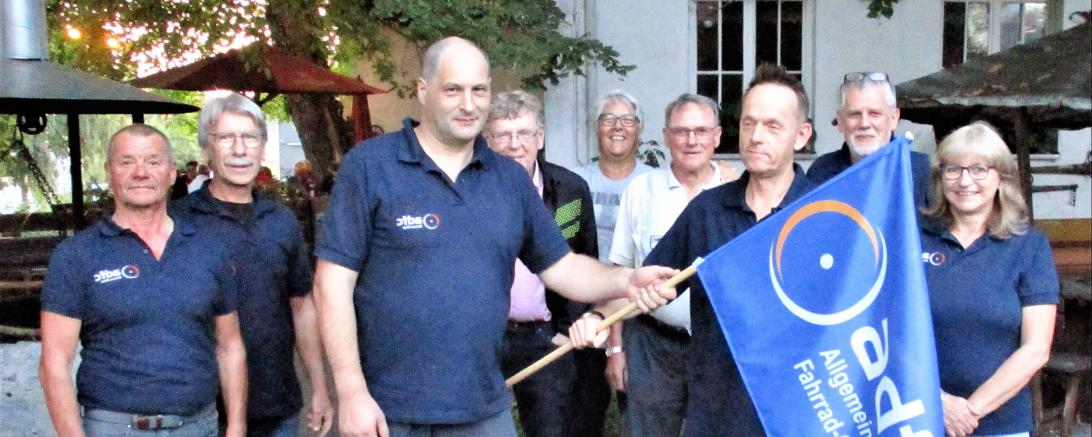 Udo Niemeyer (3.v.l.) übergibt sein Amt an Steffen Reddel (3.v.r) und die neue Vorstandschaft. 