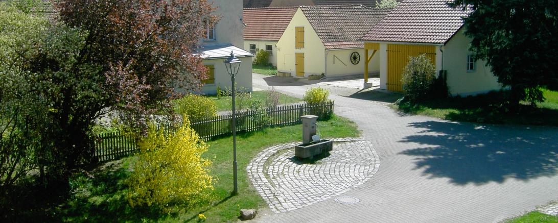 Im Rahmen der beauftragten Machbarkeitsstudie werden neue Gedanken zur Umgestaltung des Klosterhofes und den Prälatur-Nebengebäuden (im Bild rechts) einfließen.