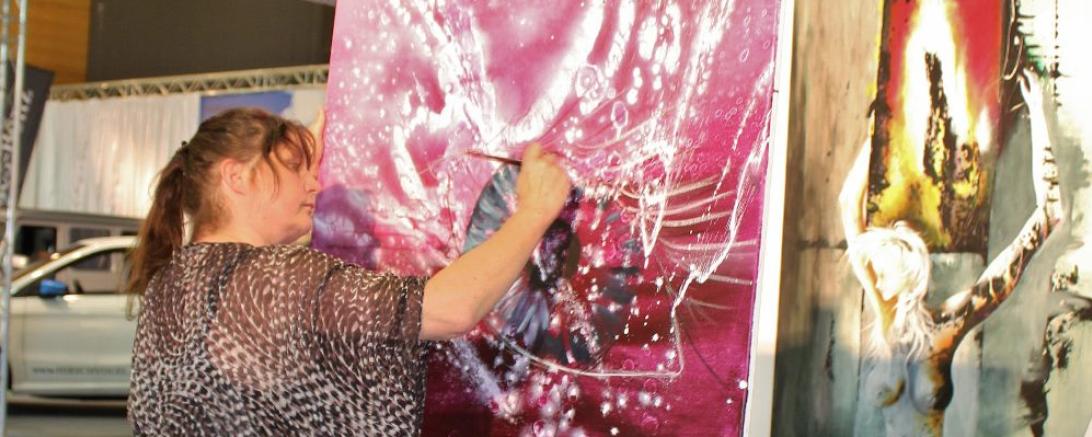 Barbara Clear beim Malen 