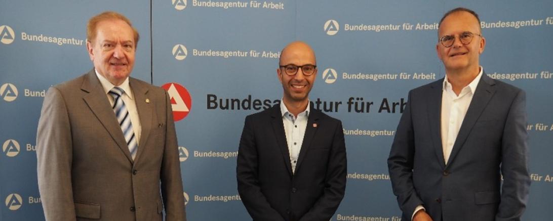 Von links: Josef Meyer und Erdem Altinisik, alternierende Vorsitzende des Verwaltungsausschusses, Richard Paul, Vorsitzender der Geschäftsführung der Agentur für Arbeit. 