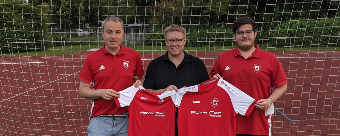 Auch die 2. und 3. Mannschaft erhält neue Trikots. Von links: David Rudolph (Vorstand SVW), Jürgen Weißenburger (Gesellschafter Advantec Products) und Michael Schmidbaur (Spartenleiter SVW). 
