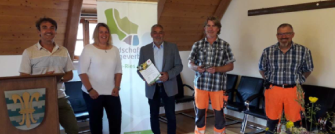 Von links: Dr. Martin Sommer (DVL), Nadine Kühnert (GF LPV Donau-Ries), Bgm. Franz Moll, stellv. Bauhofleiter Bernd Lier und Bauhofleiter Roland Fritzsch. 