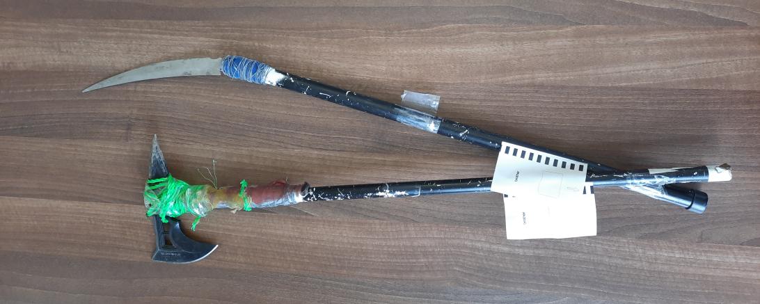 Diese beiden Hieb- und Stichwaffen wurden in Nördlingen gefunden und bei der Polizeiinspektion abgegeben. 