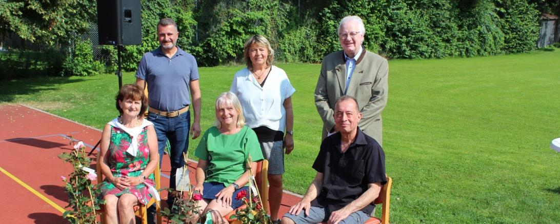 Auf dem Bild zu sehen: Hintere Reihe von links: Timm Albert, Leitung der Heilpädagogischen Tagesstätte, Gabriele Allgayer-Pfaff, Leitung des Förderzentrums Hermann-Keßler-Schule und Paul Kling, erster Vorsitzender der Lebenshilfe Donau-Ries e.V. Vorne: Ottilie Bäurle, verabschiedet nach 46 Jahren in der HKS, Hedwig Kailuweit, verabschiedet nach 43 Jahren und Jürgen Hiemeyer, verabschiedet nach 22 Jahren Tätigkeit an der Hermann-Keßler-Schule.