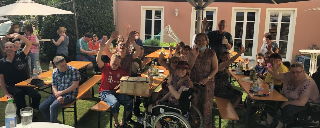 Das Bild zeigt die Bewohnerinnen und Bewohner der Bergerstraße und in der Mitte stehend Judith Meyer, im Hintergrund stehend Fachbereichsleitung Uwe Dolzer.