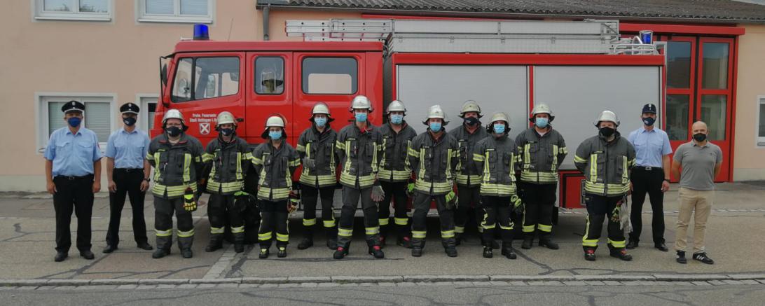 Elf Männer der Oettinger Feuerwehr traten vor dem Feuerwehrhaus erfolgreich zur Leistungsprüfung "Die Gruppe im Hilfeleistungseinsatz" an.