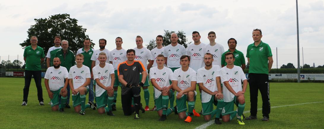 Unser Bild zeigt Vereinsvorstand Bernd Büttner (links) mit Verantwortlichen und aktiven Fußballern der ersten Mannschaft des SC Nähermemmingen/Baldingen. 