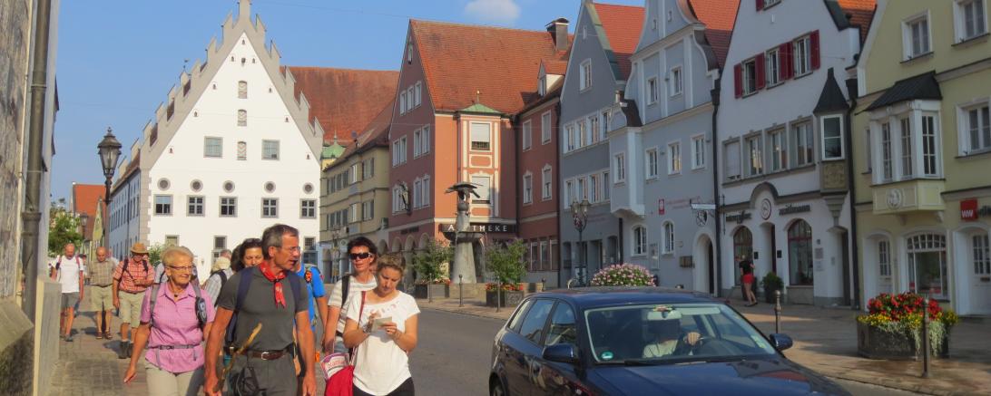 Pilger in der Donauwörther Reichsstraße