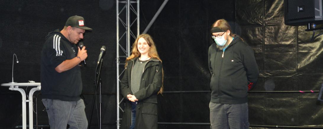 Von links: Moderator Jens Hoffmann mit zwei der drei Finalisten, Matilda und Jay Man. 