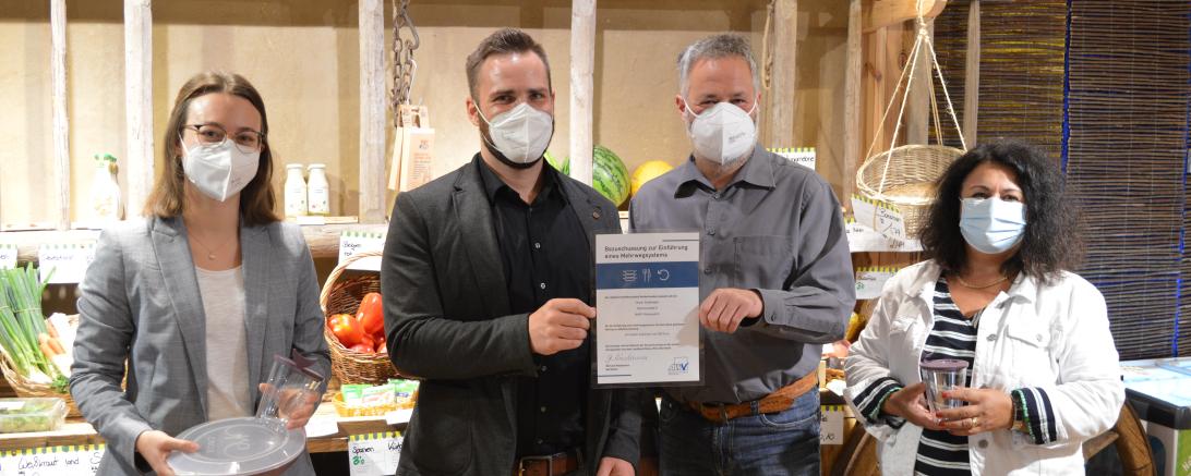 Von links: Emma Christa, AWV, Dr. Benjamin Roßkopf, AWV, Oliver Sporr, Geschäftsführer "Unser Stadtladen" und Güler Altunay, AWV bei der Übergabe der Bezuschussung im Stadtladen Donauwörth. 