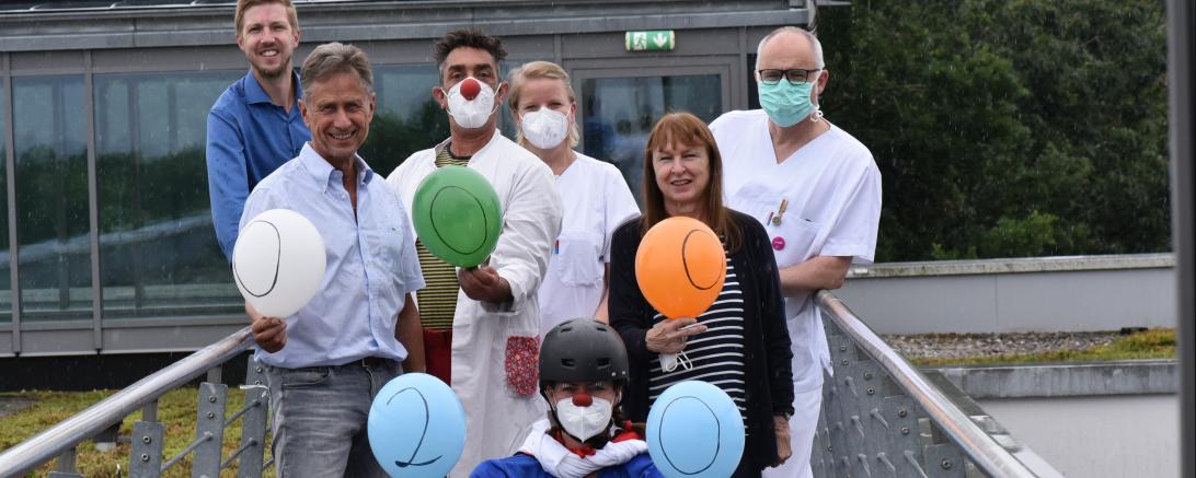 Auf dem Bild zu sehen (von links): Jörg Roehring, Martin Oberman, „Dr. Thizou“, Michaela Weiß, „Fräulein Lilo Musi“, Elisabeth Makepeace, Dr. Harald Lochbihler. 
