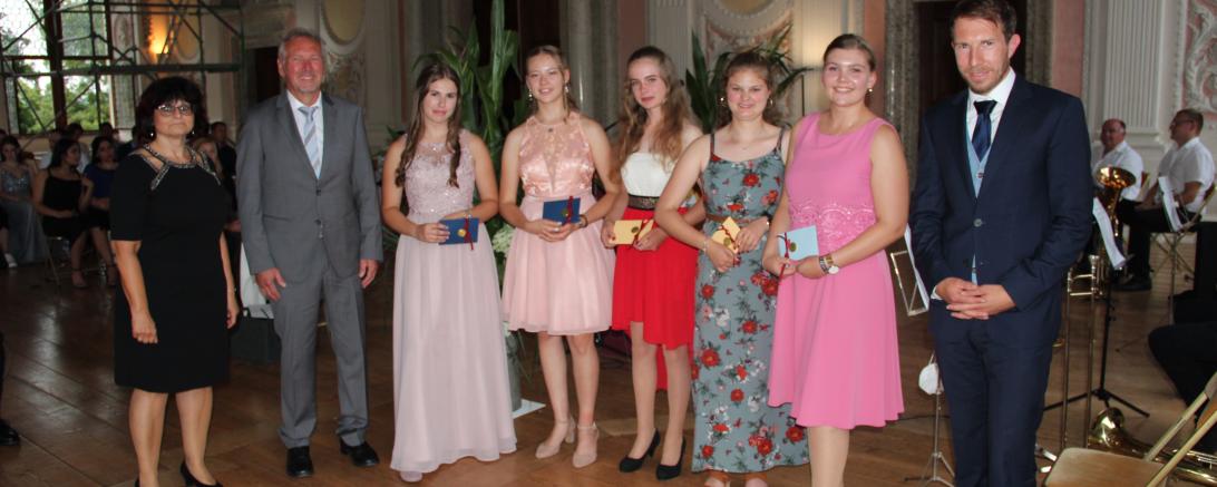 Das Bild zeigt die besten Abschlusschüler der Grund- und Mittelschule Oettingen. 