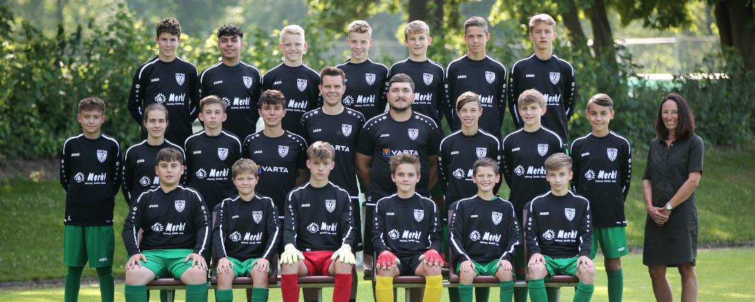 Das U15-Team mit den Trainern Fabian Schmidt, Simon Lösch und Lukas Eberhardt sowie Silke Merkl von der Firma Heizung + Sanitär Merkl GbR. 