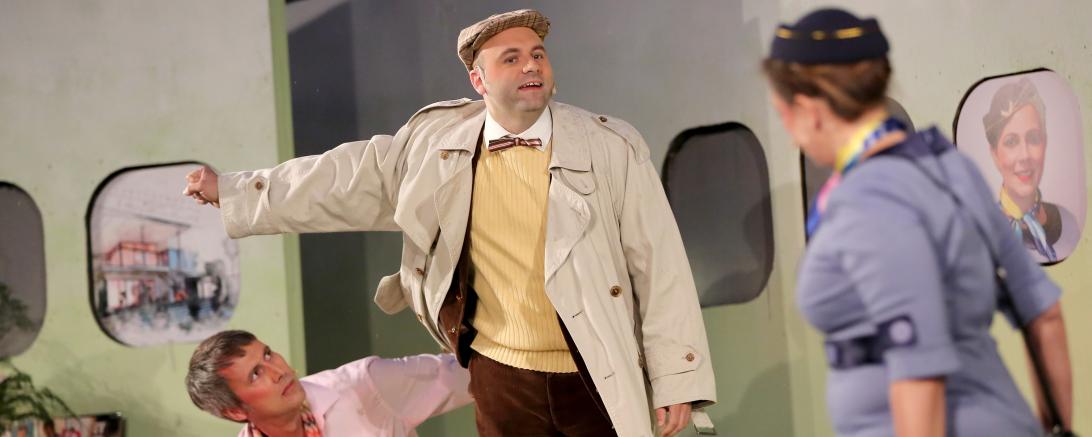 Spielszene aus Boeing Boeing mit Steffen Höhn, Dominic Bierau und Tine Michel