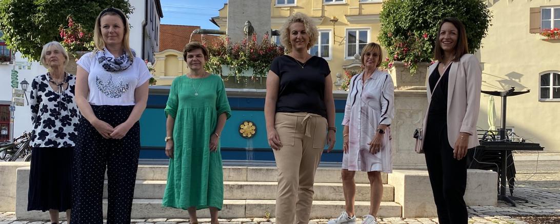 Sechs Frauen vor Wemdinger Marktplatzbrunnen