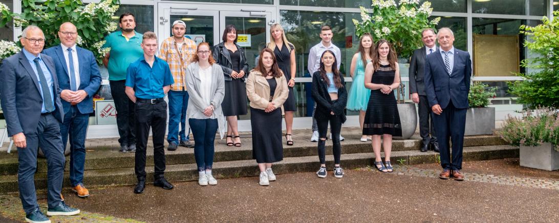 Sie haben ihre Ausbildung erfolgreich abgeschlossen, die Bäcker und Bäckerinnen sowie die Bäckereifachverkäuferinnen an der Berufsschule Höchstädt. Auf dem Bild sind sie mit ihren Mitschülern und Mitschülerinnen aus dem Landkreis Günzburg zu sehen, sowie mit Rupert Diethei, Obermeister der Bäckerinnung Nordschwaben (rechts), dem stellvertretenden Kreishandwerksmeister Joachim Sigg (zweiter von rechts) sowie Schulleiter Gerhard Weiß und Höchstädts Bürgermeister Gerrit Maneth (von links) zu sehen.