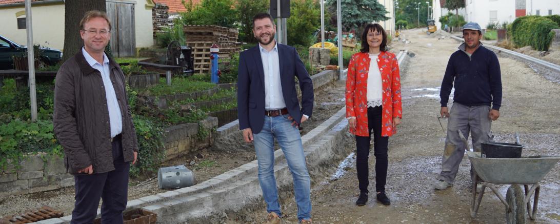 Vier Personen auf im Bau befindlicher Straße