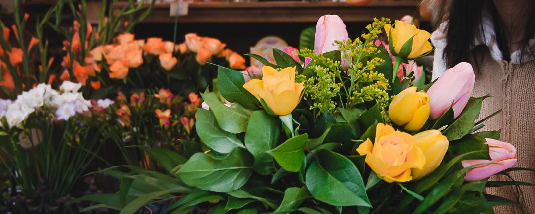 Frau mit Blumenstrauß