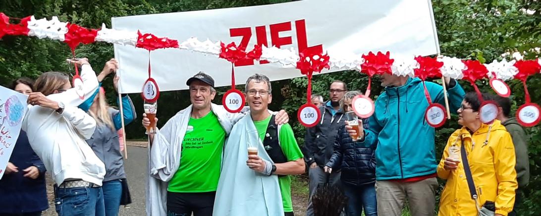 Die beiden Lauffreunde nach über 100 Kilometern glücklich im Ziel. 