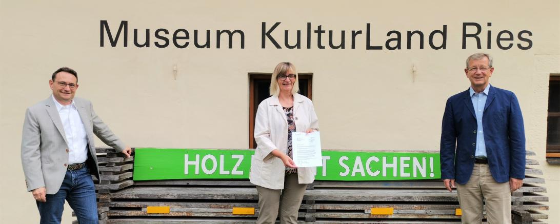 Ulrich Lange, Ruth Kilian und Peter Schiele vor Museum KulturLand-Ries