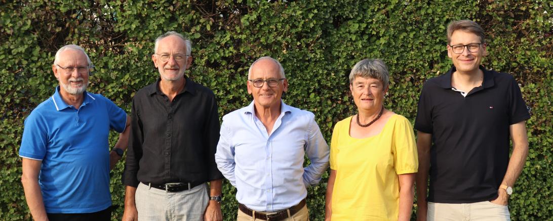 Auf dem Bild zu sehen (von links): Peter Hirt, Wulf-Diether Betz (neuer Kassier), Hermann Schröder, Sibylle Lutzkat, Dr. Christian Auer (scheidender kassier). 