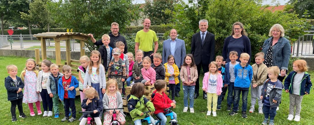 Frankenraster Geschäftsführer Hans-Joachim Meinert, Geschäftsführer der Zweirad Uhl GmbH Anton Uhl, Bürgermeister Walter Grob, Sparkassen Geschäftsstellenleiter Manfred Heinz, Elternbeiratsmitglied Anita Meinert und Kindergartenleitung Iris Czesch freuen sich gemeinsam mit den Kinder des Buchdorfer Kindergartens über die gelungene Spendenaktion.