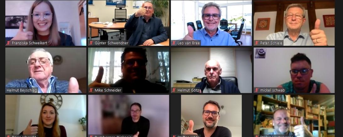 Screenshot einer Videokonferenz mit 20 Teilnehmer*innen, die Daumen nach oben zeigen