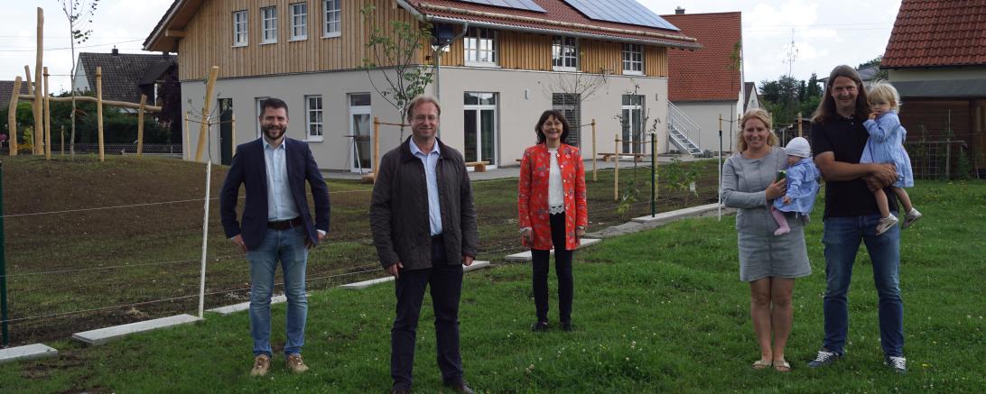 Fünf Erwachsene und ein Kind vor  Kindergarten