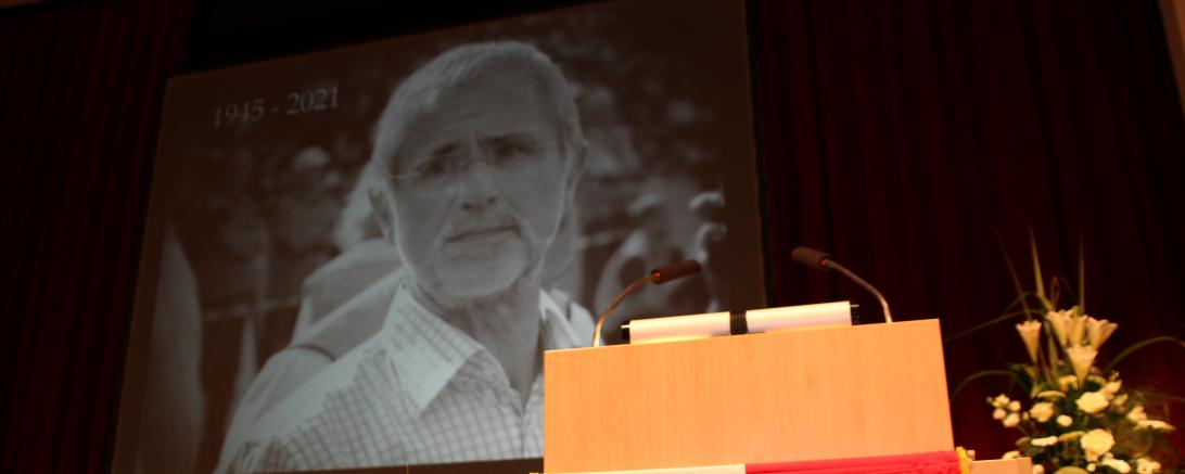 SW-Bild von Gerd Müller, davor Pult mit Nördlingen-Flagge