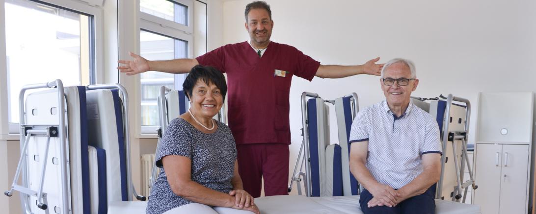 Glühwürmchen-Vorsitzende Rosmarie Schweyer und Schatzmeister Walter Ernst (rechts) übergaben an Stationsleiter Christoph Breu (hinten) fünf Begleitbetten. 