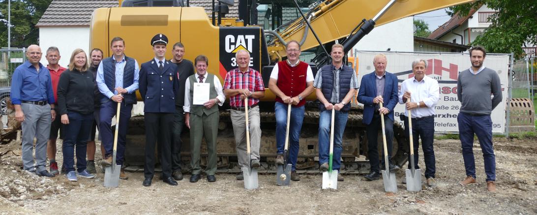 Am vergangenen Donnerstagvormittag fand in Schweinspoint der Spatenstich für das Haus der Vereine statt. Auf dem Bild unter anderem zu sehen (von links): Gemeinderätin Maria Stöckl, Stefan Haschner, Konstantin Bauke, Andreas Ries, Josef Stuber, Sigfried Haschner, Josef Haschner, Bürgermeister Alois Schigg, 2. Bürgermeister Thomas Stuber, Bauleiter Ewald Waldmann und Architekt Andreas Mayer. 