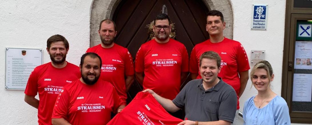 Rupert Vogel, Benjamin Beck, Stefan Pfeifer und Stefan Mittring. Vordere Reihe von links: Kapitän Kevin Köhler, Martin und Katrin Kilian vom Hotel Restaurant Straussen in Harburg