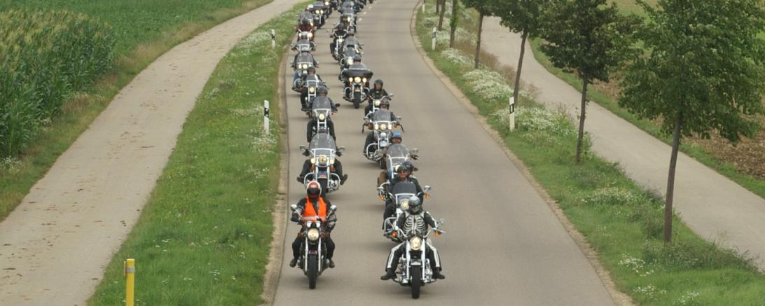 Motorradkonvoi fährt auf Straße