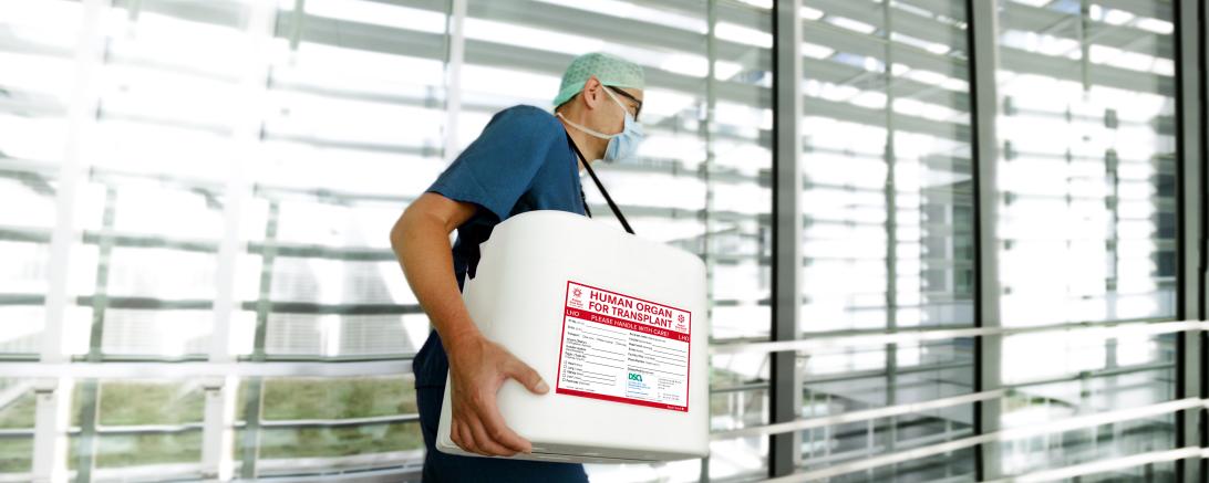 Auf dem Bild zu sehen der Transport einer Organbox. 