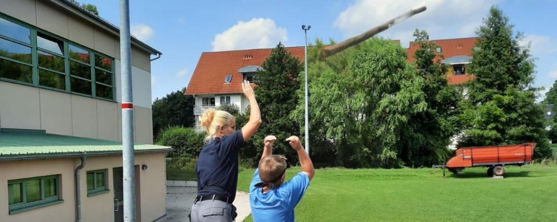 Insgesamt versuchten sich 18 Teilnehmer*innen an historischen Sportdisziplinen wie dem "Baumstammwerfen". 