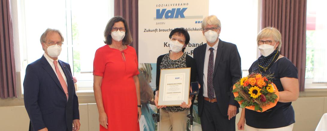 Birgit Götz (dritte v. li.) wurde das Ehrenzeichen in Gold des VdK Deutschland ausgezeichnet. Die Auszeichnung überreichten v.l.n.r. Kreisvorsitzender Leo Nagel, Landtagspräsidentin Ilse Aigner, Landesgeschäftsführer Michael Pausder und Kreisgeschäftsführerin Sylva Gebhard.