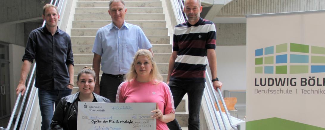 Hinten: Verbindungslehrer Thomas Bamberger und Uwe Schmid, in der Mitte Schulleiter Peter J. Hoffmann, vorne: Schülersprecherinnen Jasmine Müller WGH 11a und Lea Stilz (EHO10). 