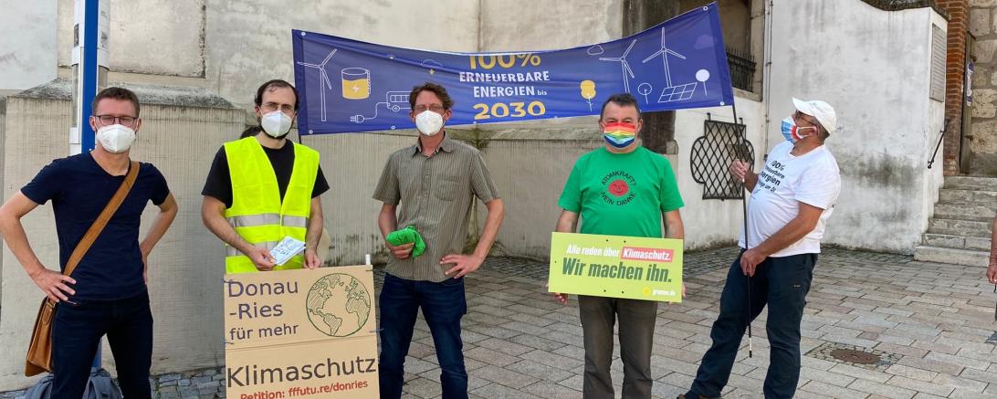 Auf dem Bild zu sehen (von links): David Reitsam und Thomas Rebele von Friday vor Future Donauwörth, Bundestagskandidat Stefan Norder, Bürgermeister Albert Riedelsheimer, und Winfried Schenk (Solarförderverein Donau-Ries) sowie Stadträtin Bärbel Stahl (unten rechts).