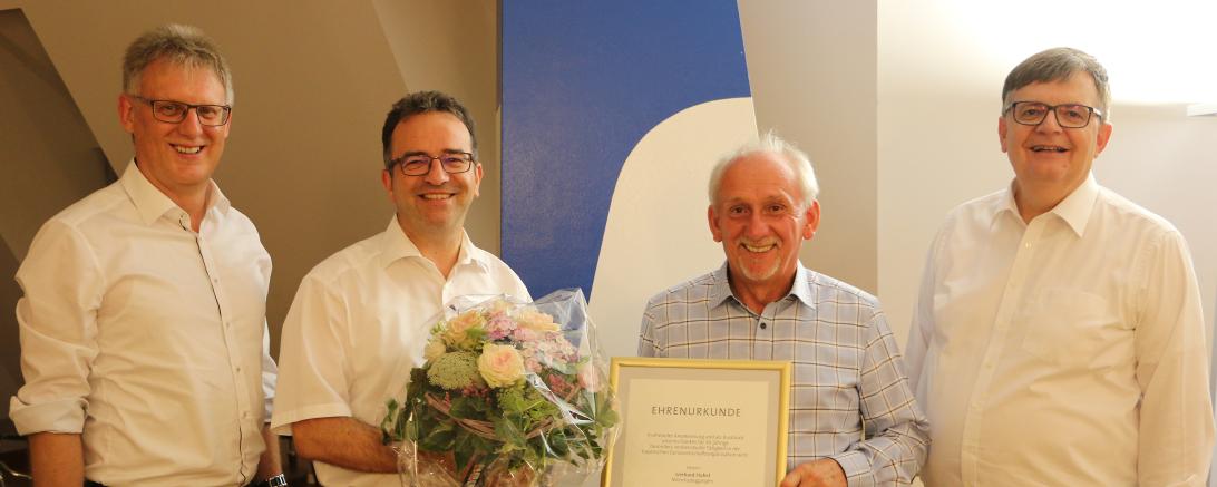 Gelungene Überraschung bei der jüngsten Aufsichtsratssitzung (von links): Bernhard Ströbele (stv. Vorstandsvorsitzender RVB Ries), Prof. Dr. Markus Glück (Vorsitzender des Aufsichtsrates), Gerhard Hubel, Paul Ritter (Vorstandsvorsitzender RVB Ries) 