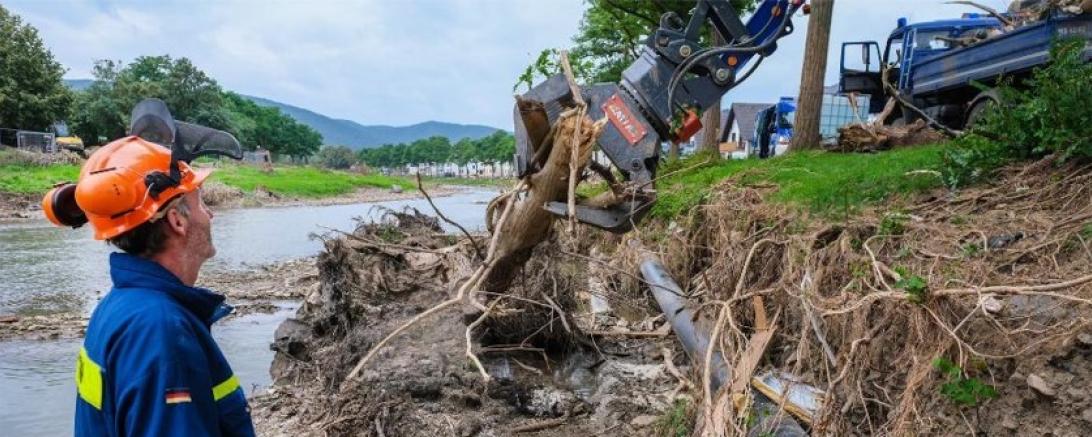 THW-Helfer befreien die Gaspipeline von Treibholz und helfen so bei der Instandsetzung 