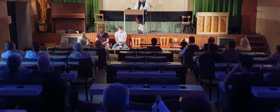 Begrüßung durch den zweiten Vorstand Jürgen Reiter im Kino der Goldenen Gans.