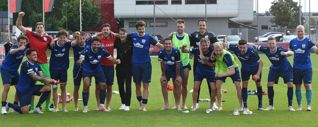 Die Spieler des TSV Rain bejubeln den Sieg über den 1. FC Nürnberg. 