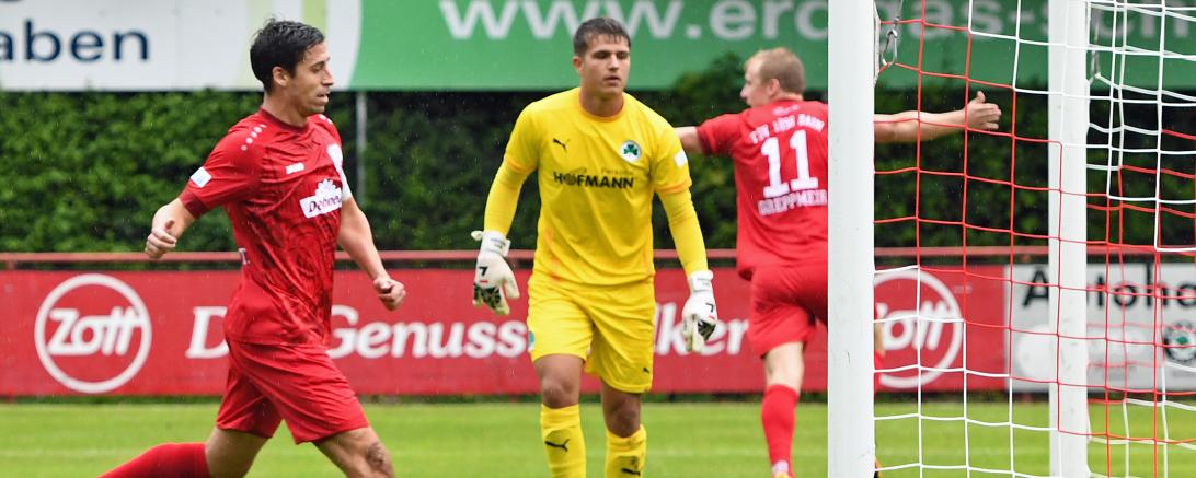 Jonas Greppmeir freut sich mit ausgebreiteten Armen über sein Tor - links Stefan Müller