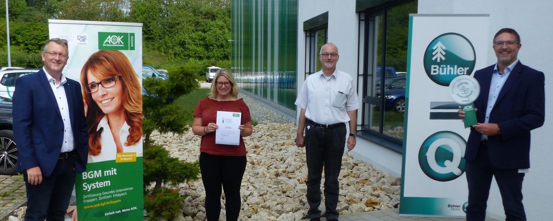 Auf dem Bild sind AOK-Direktor Michael Meyer, Carolin Dürr (Bereich Personal), Werkleiter Helmut Schreiber und Alexander Riedel (Bereich Arbeitssicherheit) zu sehen