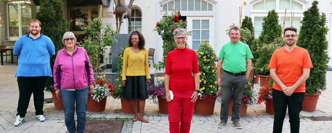 Der Bezirksvorstand der schwäbischen Grünen steht für Diversität. Von links nach rechts: Markus Schnitzler (Augsburg), Elfriede Roth (Sonthofen), Sabrina Harper (Augsburg, Eveline Kuhnert (Burgau), Albert Riedelsheimer (Donauwörth), Alpay Artun (Neu-Ulm)
