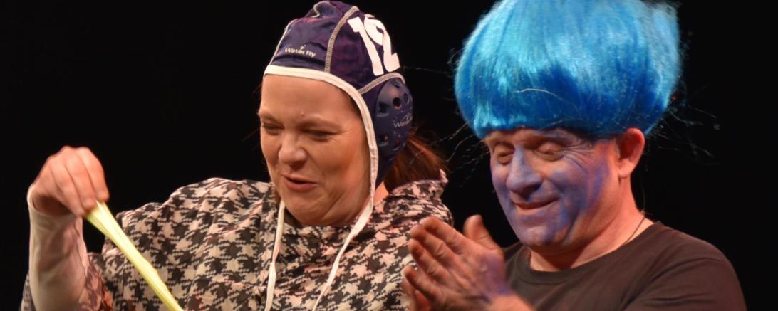Von links: Kerstin und Sepp Egerer in den Rollen des Theaterstücks "Der kleine Zimperlump".