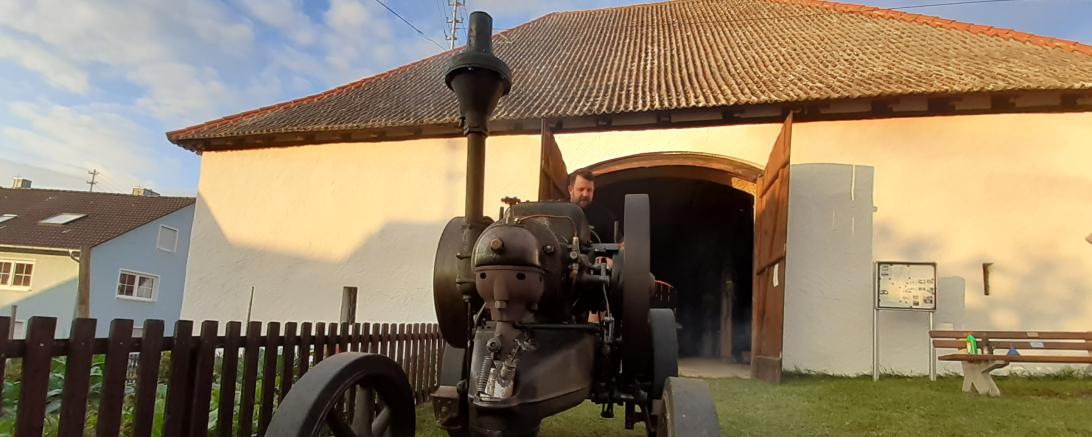 100 Jahre alter Lanz-Bulldog vor dem Zehentstadel in Heroldingen. 