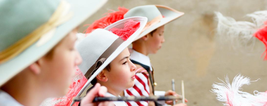 Buben in Uniformen der Knabenkapelle beim Marsch