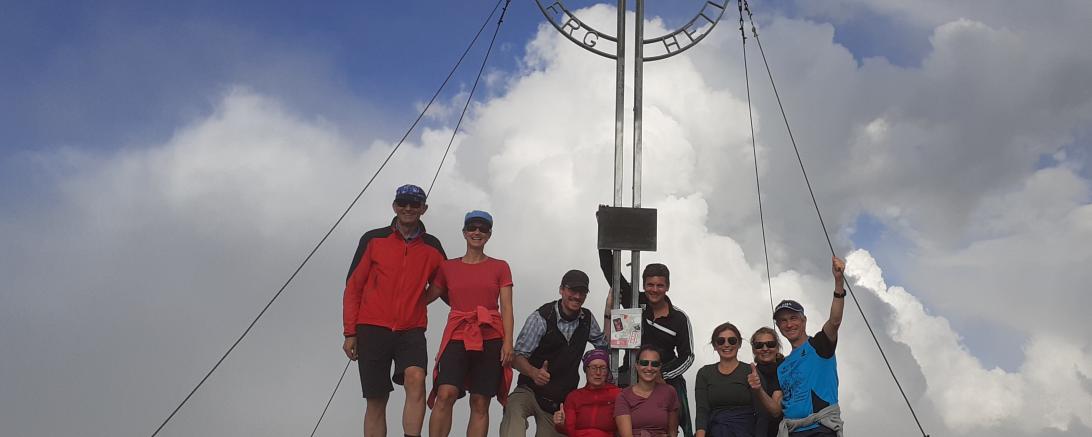 Auf dem Bild zu sehen der Lauftreff am Gipfelkreuz.